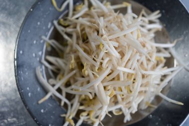 Tabakta taze fasulye filizi. Üst görünüm