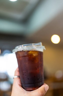 Bir bardak buzlu americano. İçmeye hazır plastik pipetler kullanmayı bırak..