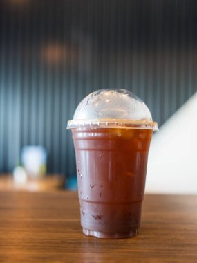 Ahşap tezgahın üzerinde fotokopi alanı olan buzlu soğuk biranın yan görüntüsü