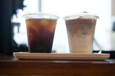 Buzlu kahve ve buzlu sade kahveyi paket plastik bardakta buzla kapat. Soğuk içecek ürünü.