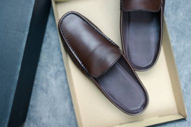 Yeni bir çift kahverengi makosen ayakkabı aldım. Erkekler sıradan deri ayakkabılar.