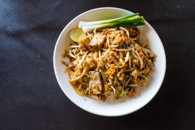 Domuz etli Pad Thai. En popüler kızarmış erişteli, lezzetli Tayland sokak yemekleri. Tayland 'dan Asya tarifi