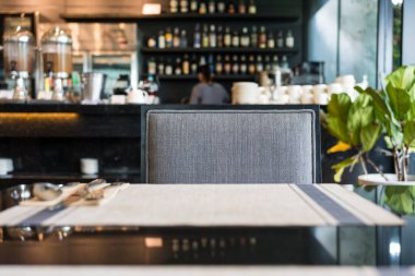 Bar geçmişi olan sandalyeleri kapatın. Lüks restoran içi