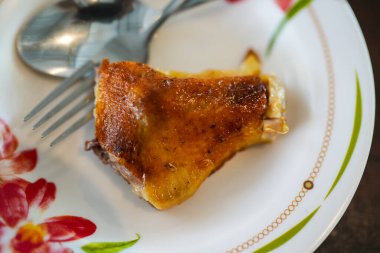 Tayland usulü ızgara tavuk. Gai Yang adında bir Taylandlı. Tayland geleneksel menüsü.