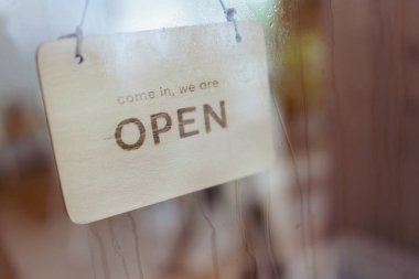 Cam kapıdaki tahta etikette kapalı mesaj. Ahşap tabela asılıyor