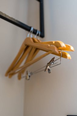 Boş ahşap askılar elbise rafında