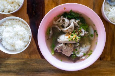 Tayland usulü haşlanmış domuz bağırsağı, domuz kanı küpü ve pirinçli karaciğer. Sağlıklı ve zengin demir ve protein