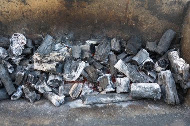 Mangal ızgarasında kömürü kapat.