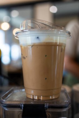 Plastik bardakta buzlu kapuçino. Kapat.