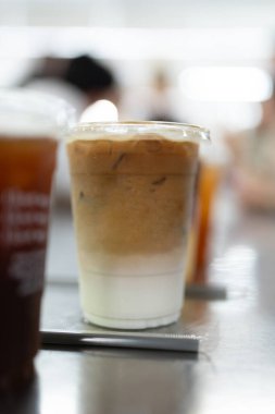 Kahve dükkanındaki buzlu kafe latte..