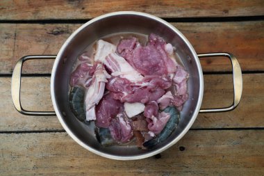 Taze terbiye edilmiş domuz eti ve Tayland usulü ızgara için terbiye edilmiş taze karides veya Moo Krata adında Tayland yemeği.