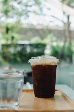 Kafedeki tepside servis edilen soğuk bir nitro kahve..