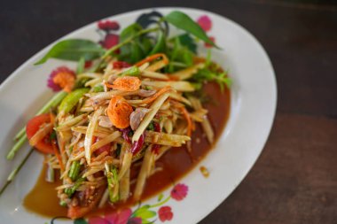 Tayland yemeği papaya salatası, adı Som Tam, ünlü geleneksel Tayland yemeğidir, baharatlı ve sıcak..