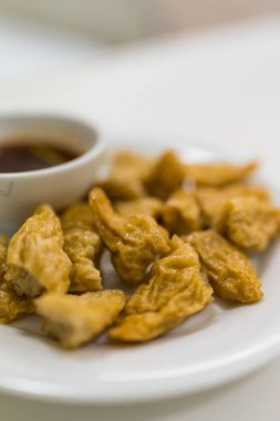 Kızarmış balık köfteleri, kaynatılmış şeker soslu ve acılı.