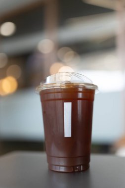 Buzlu americano kahvesi ya da sade kahve. Kahve dükkanında içecek..