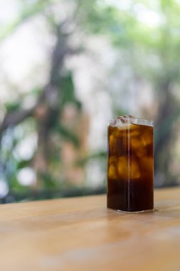 Bardakta buzlu sade kahve. Kafe menüsü konsepti.