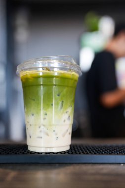 Kahve dükkanında buzlu kiraz sütü çayını tazeliyorum..