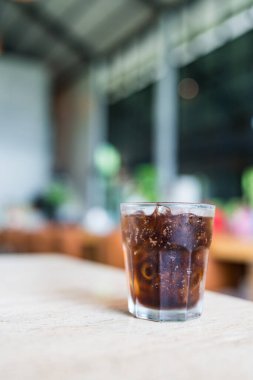 Bir bardak buzlu kola, meşrubat. Boşluğu Kopyala.