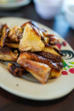 Tayland usulü ızgara tavuk. Gai Yang adında bir Taylandlı. Tayland geleneksel menüsü.