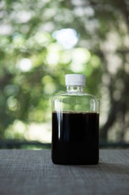 Şişelenmiş buzlu kahve, doğaya aykırı bir şekilde masaya konur..