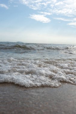Su dalgası, Tayland 'da Chonburi' deki Bangsan plajında sahile vuruyor.