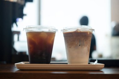 Buzlu kahve ve buzlu sade kahveyi paket plastik bardakta buzla kapat. Soğuk içecek ürünü.