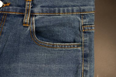 Kot pantolonun cebini kapat.