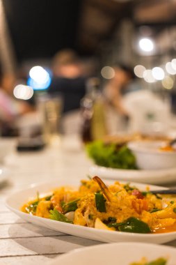 Deniz ürünleri sarısı köri tozu kızartılmış, yumuşak deniz ürünleri ve kremalı Tayland yemeği.