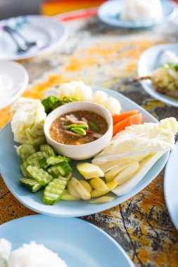 Tayland mutfağı baharatlı yengeç yumurtası taze sebzeyle servis edilir. Güzel ve sağlıklı bir yemek, Tayland deniz ürünleri tarzı.