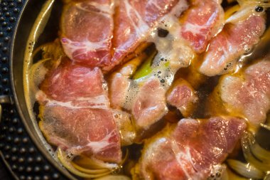 Sıcak sup sukiyaki 'de haşlanmış çiğ et. Japon yemeği Shabu Shabu veya Sukiyaki olarak da bilinir..