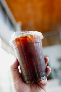 Plastik bardakta tek kullanımlık buzlu kahve.