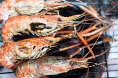 Yanan ızgarada ızgara nehir karidesi, Tayland yemeği. Büyük karidesler, Tayland 'ın en sevdiği yiyecekler.