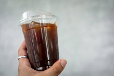 Plastik bardaktaki buzlu kahveyi yaklaştır..