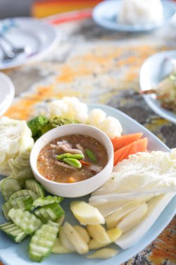 Acılı yengeç yumurtası, sebzeli, Tayland usulü deniz ürünleri.