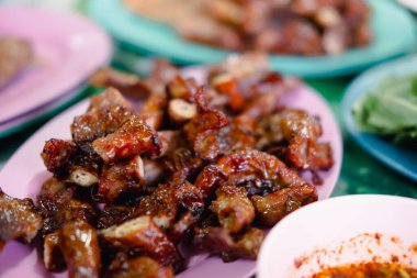 Izgara bağırsaklar, kızarmış domuz eti. Tayland 'ın ünlü caddesinde ızgara domuz bağırsağı Tayland baharatlı yerel sokak yemekleri yapışkan pirinç, papaya salatası ve labrador moo ile yenir..