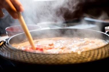 Shabu Shabu ya da Sukiyaki olarak da bilinen Japon yemeği için sıcak tencereye domuz eti koymak Japon stilidir..