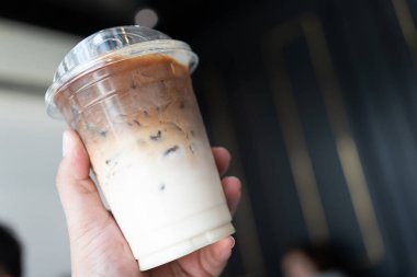 Bir bardak buzlu latte kahve. Kapat.