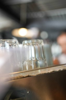 Kahve makinesinin üstünde shot bardağı. Kapat.