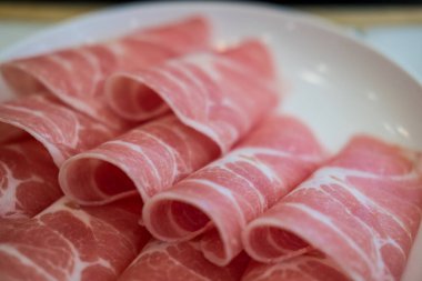 Biftek için ince dilimlenmiş domuz eti, ayrıntılı mermer ve yağ. Domuz eti tabağı.