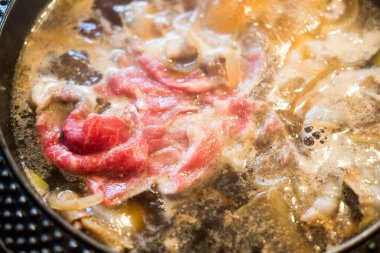 Sıcak sup sukiyaki 'de haşlanmış çiğ et. Japon yemeği Shabu Shabu veya Sukiyaki olarak da bilinir..