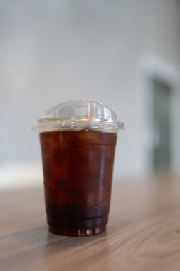 Plastik bir fincan buzlu americano, ferahlatıcı bir buzlu siyah kahve.