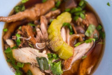 Acı kavunlu tavuklu erişteye yakın. Üst görünüm