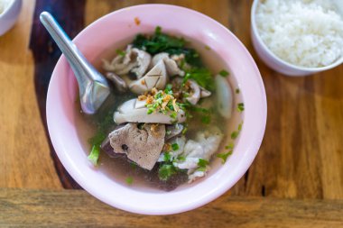 Tayland usulü haşlanmış domuz bağırsağı, domuz kanı küpü ve pirinçli karaciğer. Sağlıklı ve zengin demir ve protein