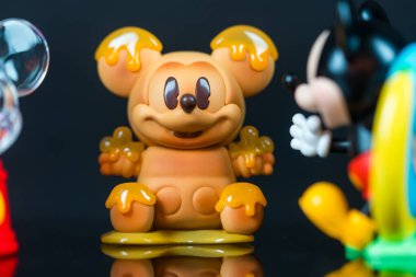 Bangkok, Tayland - 12 Şubat 2025: Pop Mart 'tan Bal Ekmeği Mickey. Disney Mickey Çocukluğu Sınırsız Hayal gücü Serisi Figürleri, Şirin Oyuncak