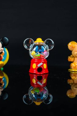Bangkok, Tayland - 12 Şubat 2025: Pop Mart 'tan Sınırsız Hayal gücü Serisi Figürleri Disney Mickey Çocukluğu, siyah arka planda gizli oyuncaklar.