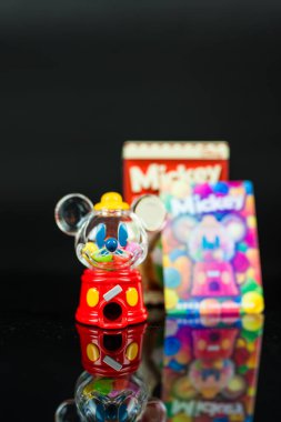 Bangkok, Tayland - 12 Şubat 2025: Şeker Makinesi Mickey 'nin şirin gizli bir sanat oyuncağı, Pop Mart oyuncağının Sırrı, Sınırsız Hayal gücü Serisi Figürleri' nin Disney Mickey Çocukluğu koleksiyonudur.