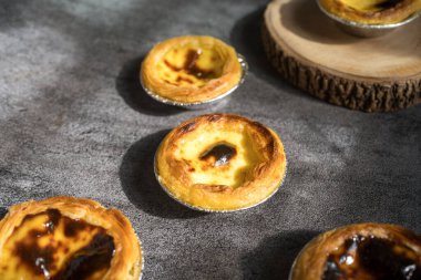 Beyaz tabakta yumurtalı tart tatlısı, geleneksel Portekiz tatlısı, tatlı yemek.
