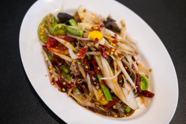 Yengeç ve mayalanmış balıklı Papaya salatası Tayland halkı arasında popüler bir yemektir.