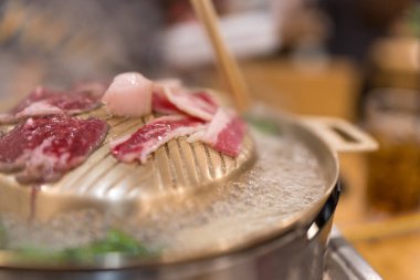 Pirinç tavaya çiğ sığır eti koy.