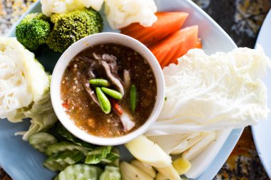 Taze sebze ve sebzeli Tayland baharatlı yengeç yumurtalı biber ezmesi. Üst görünüm